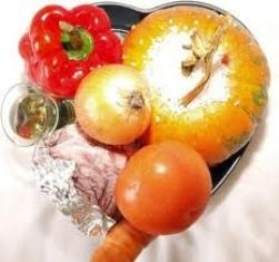 чистимо і нарізаємо солоні огірки, ріпчаста цибуля, болгарський перець, яблуко