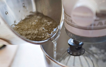 тоненькою цівкою вливаємо цукровий сироп у яєчні білки