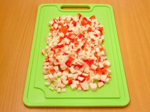 подрібнюємо крабові палички