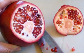 зрізаємо верхню частину з хвостиком граната