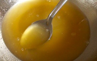 відставляємо мед в сторону, щоб він охолов