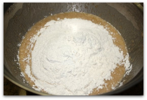 додаємо борошно до тесту