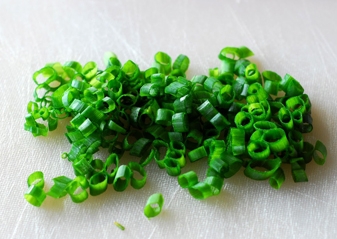 Дрібно рубаємо зелений лук