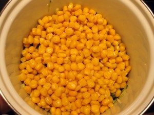 Викладаємо кукурудзу в миску