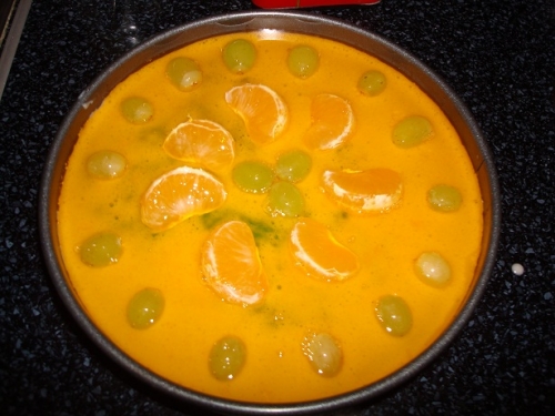 Верхні шари торта-желе прикрашаємо фруктами для естетики і для смаку