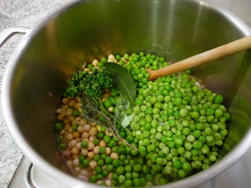 горошок в каструлі