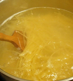 отариваем макарони у воді