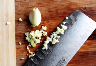 дрібно рубаємо часник