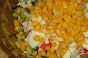 Додаємо в салат кукурудзу