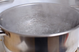 кип'ятимо воду в ємності пароварки