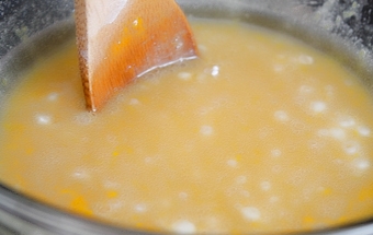 перемішуємо мед з цукром і розтопленим маслом