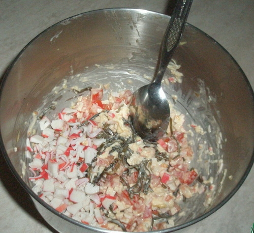 Змішуємо інгредієнти для салату