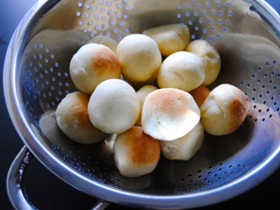 викладаємо булочки в друшляк