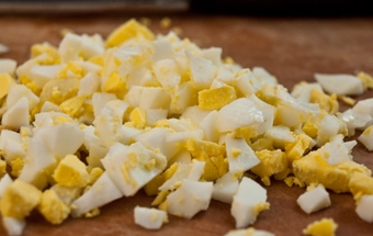 подрібнюємо варені яйця