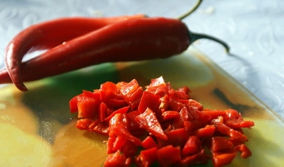 нарізаємо перець чилі