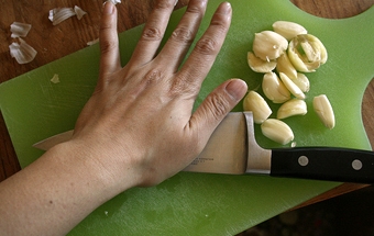 очищаємо часник від лушпиння