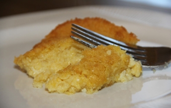 шматочок сирної запіканки в мікрохвильовці