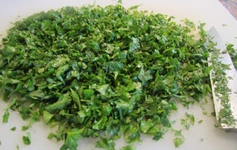 дрібно рубаємо петрушку і кінзу