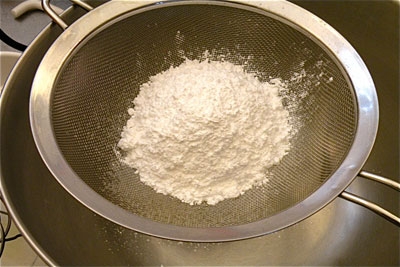 цукрова пудра в ситі