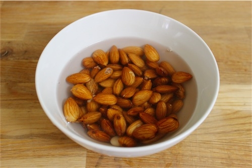 заливаємо горіхи окропом