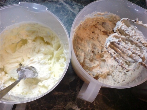 збиваємо вершки, а потім додаємо з з чорносливом в сирну масу