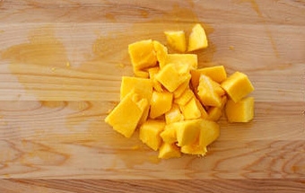 подрібнюємо м'якоть манго на кісточці