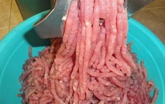 перепускаем тунець через м'ясорубку