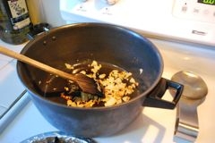 обсмажуємо цибулю з часником