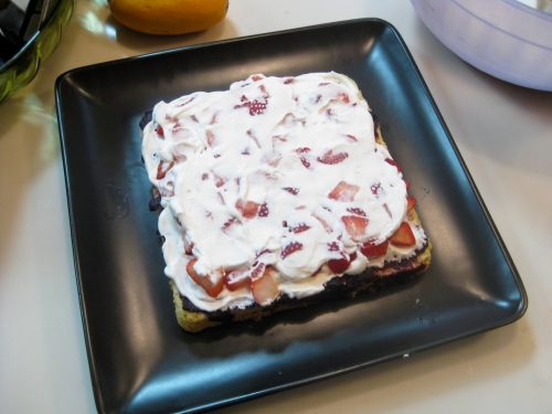 змащуємо полуницю збитими вершками