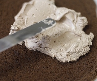 намазуємо кремом коржі