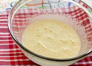 додаємо в суміш гашену соду, олію і борошно