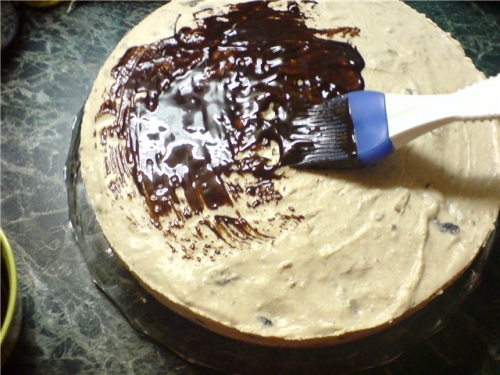 викладаємо начинку на корж і поливаємо глазур'ю