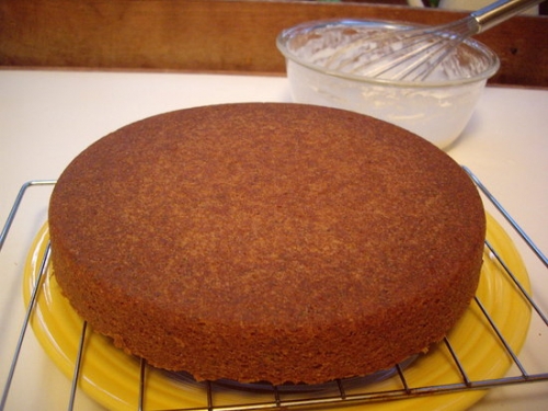 дістаємо пиріг з форми