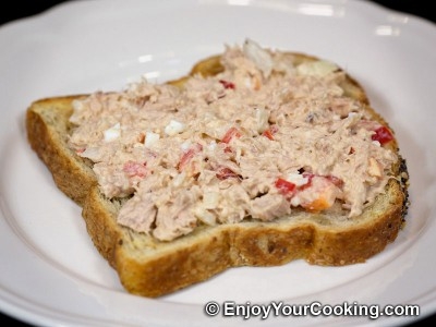 бутерброд з салатом з тунцем