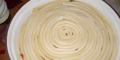 накриваємо фарш макаронами