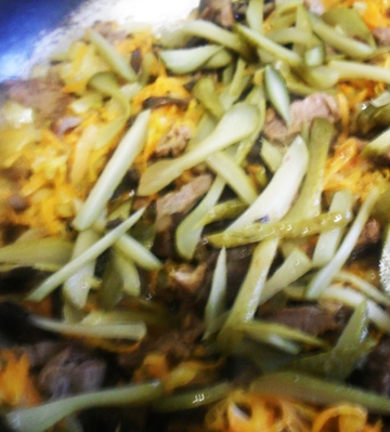 Тушкуємо все інгредієнти