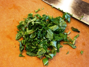 Дрібно рубаємо листя м'яти