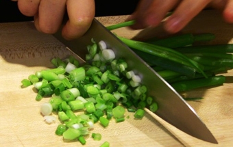 дрібно рубаємо зелений лук