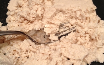 перетираємо сир виделкою