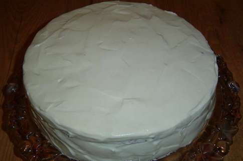 змащуємо 3 корж і боки сметанним кремом