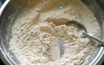 перемішуємо борошно з іншими інгредієнтами