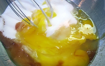 збиваємо яйця з цукром