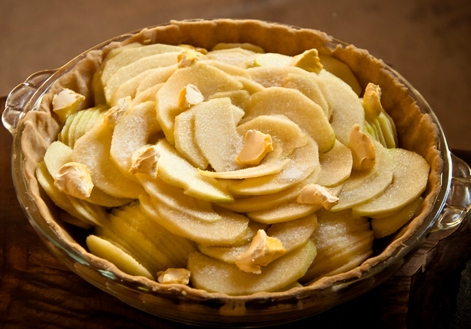 посипаємо блюдо цукром і викладаємо масло