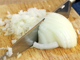 дрібно рубаємо цибулю