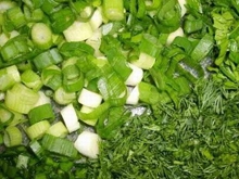 Дрібно рубаємо свіжу зелень і зелений лук