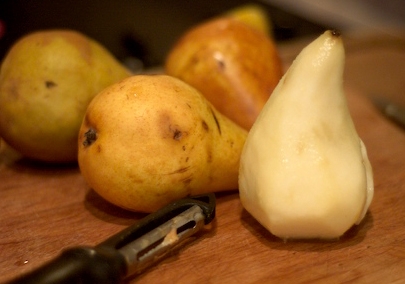 Очистити груші від шкірки і насіння