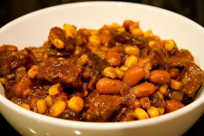 тарілка з бараниною і квасолею