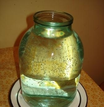 зверху ставимо банку з водою