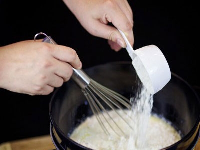 борошно в каструлі