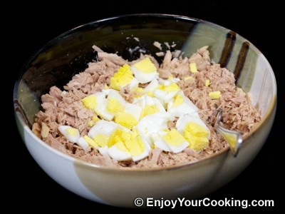 викладаємо в миску з тунцем яйця